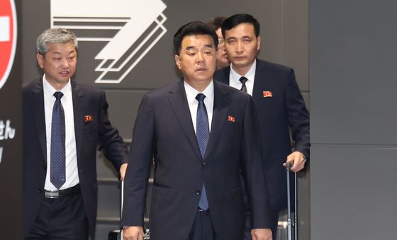 수행원들과 함께 입국하는 김일국 북한 선수단장