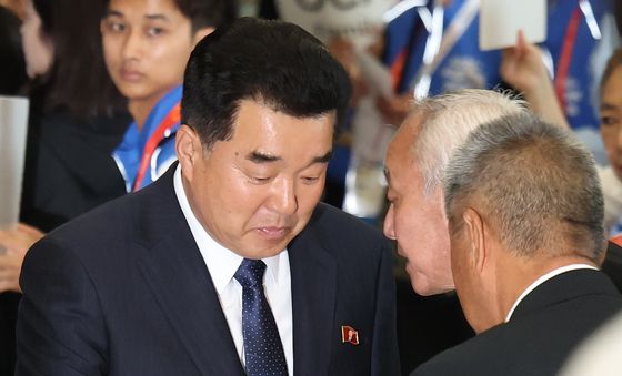 귀엣말 듣는 북한 김일국 체육상