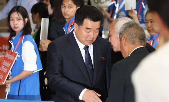 귀엣말 듣는 북한 김일국 체육상