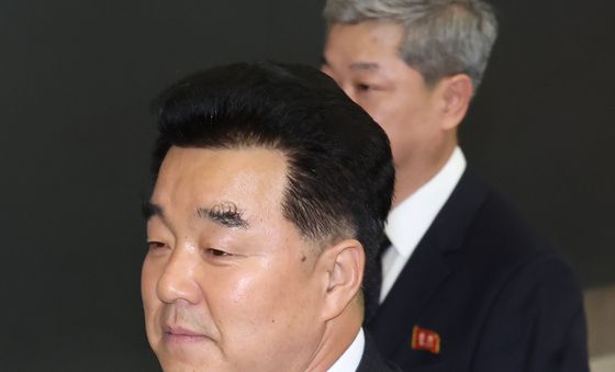 김정은 북한 국무위원장 그려진 뱃지 착용한 김일국 체육상