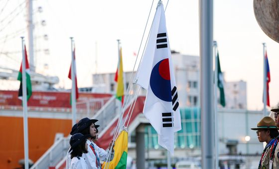 AG선수촌에 게양되는 태극기