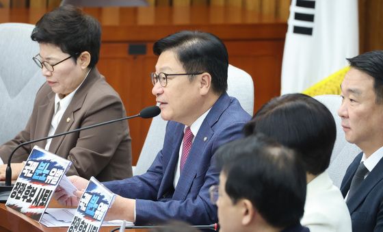 원내대책회의 발언하는 정점식