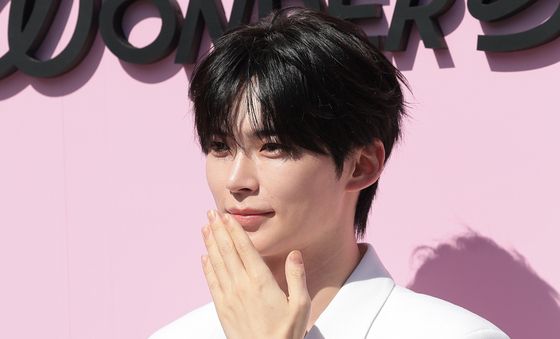 성한빈, 달콤한 손 키스