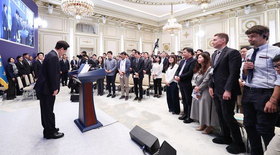 인사하는 이재명 대통령