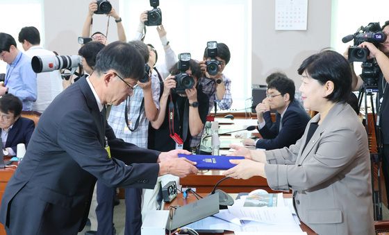 선서문 제출하는 최길수 특별감찰관 후보자