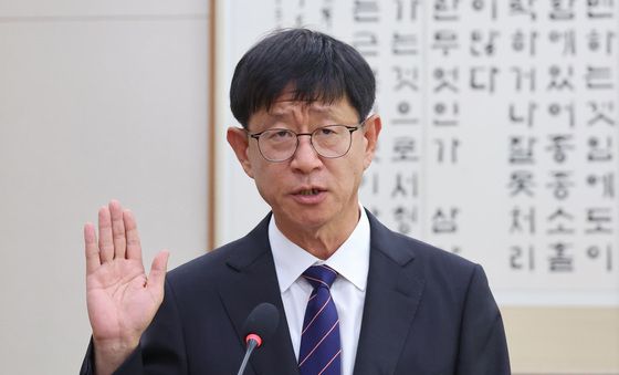 선서하는 최길수 특별감찰관 후보자