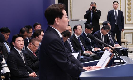 이재명 대통령 바라보는 강훈식 비서실장