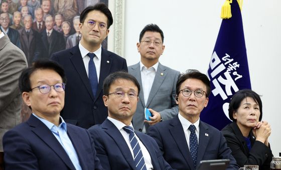 이재명 대통령 기자회견 시청하는 민주당 지도부