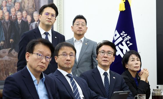 이재명 대통령 기자회견 지켜보는 민주당 지도부