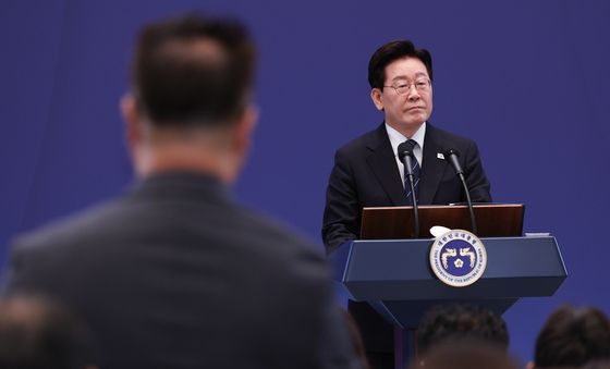 기자 질문 듣는 이재명 대통령