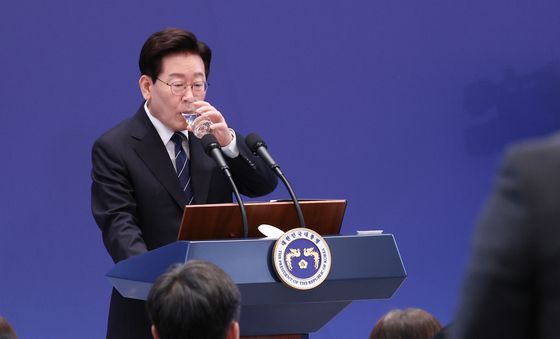 목 축이는 이재명 대통령