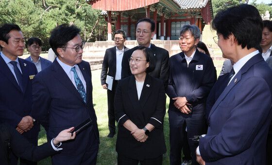 미소짓는 한성숙 총리