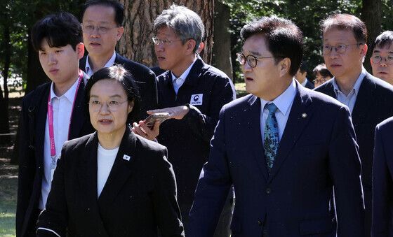 우원식 의원과 대화하는 한성숙 총리