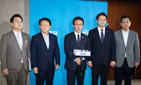 이재명 대통령 기자회견 지켜본 후 입장 밝히는 김민석 민주당 대표
