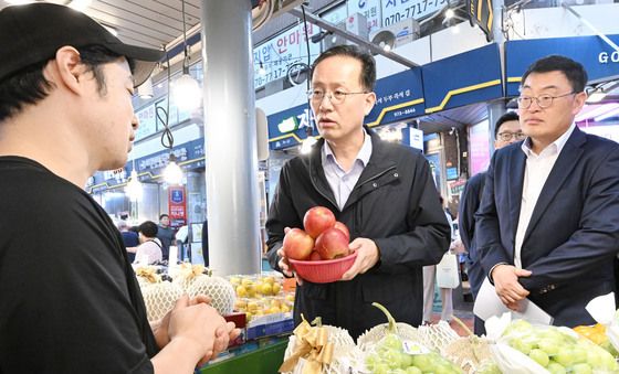 추석 앞두고 시장서 사과 구매하는 이형일 부총리 후보자