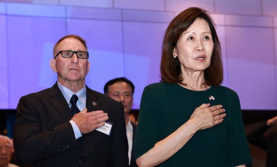 국민의례하는 미셸 스틸 대사과 로버트 에이브럼스 전 사령관