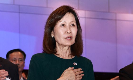 국가 제창하는 미셸 스틸 주한 美 대사