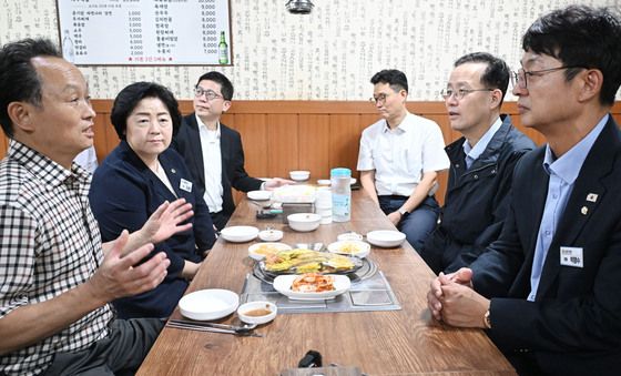 추석 명절 앞두고 상인 대표와 만난 이형일 부총리 후보자