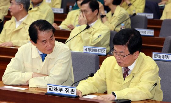 최교진·권오을 장관, 을지연습 대화