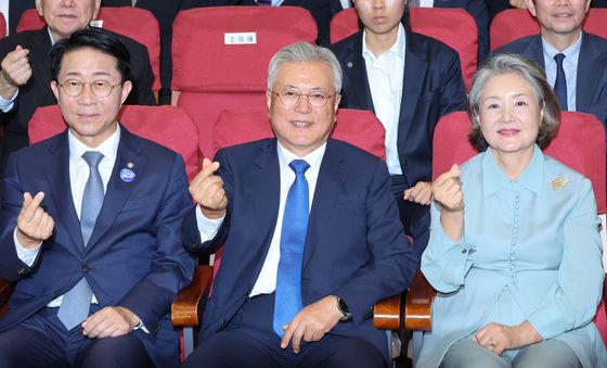 손하트 그리는 문재인 전 대통령 내외