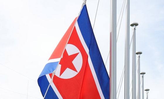 AG선수촌에 게양되는 인공기