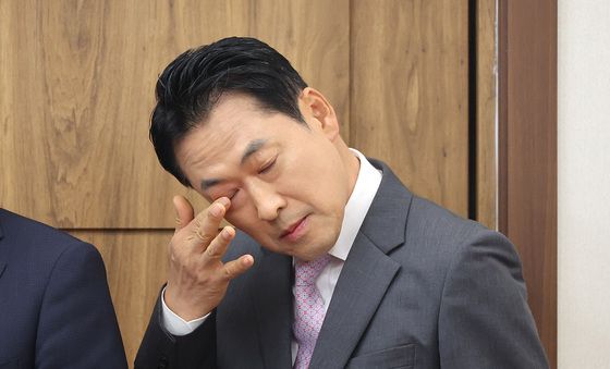 얼굴 매만지는 장동혁 대표