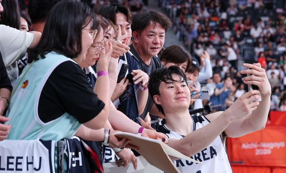 팬과 셀카찍는 이현중
