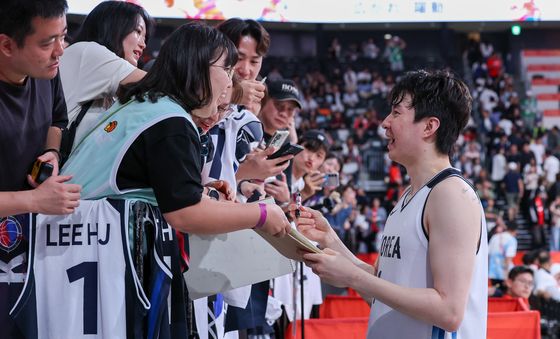 사인하는 이현중