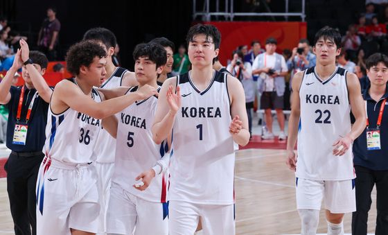 남자농구 결승 진출, 손뼉치는 이현중
