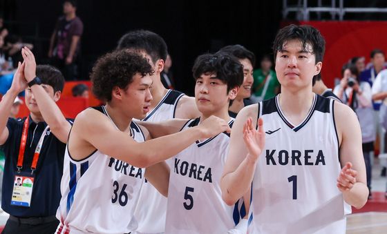 남자농구 결승 진출, 손뼉치는 이현중
