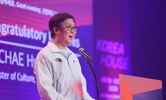 코리아하우스 개관 축사하는 최휘영 문체부 장관