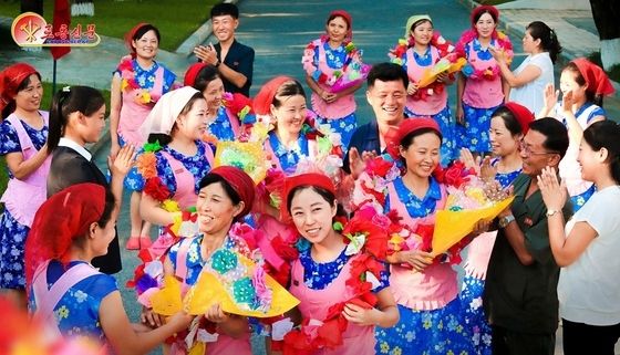 꽃다발 받는 北 김정숙평양방직공장 노동자들