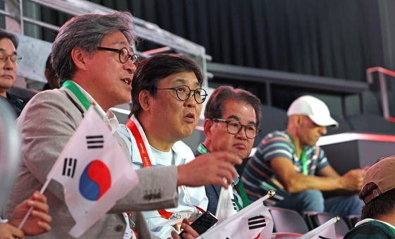 최휘영 장관 '아시안게임 남자농구 준결승 응원'