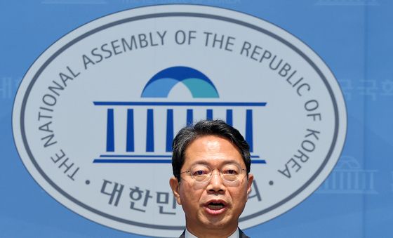 후보자 자진 사퇴 밝히는 김승원 법무부 장관 후보자