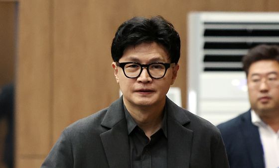 기자회견장 들어서는 한동훈 의원