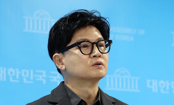 취재진 질문에 답변하는 한동훈 의원