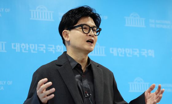 한동훈 무소속 의원, 취재진 질문에 답변