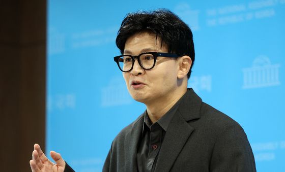 한동훈 무소속 의원, 취재진 질문에 답변