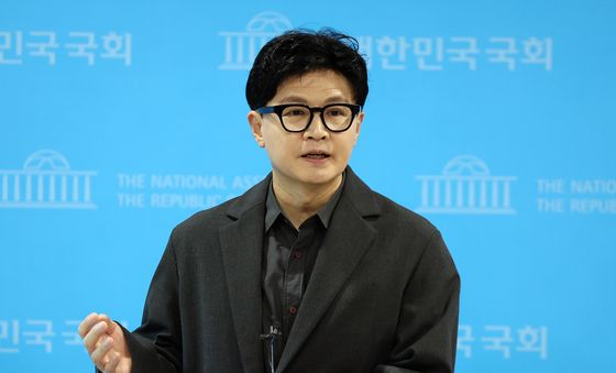 취재진 질문에 답변하는 한동훈 의원