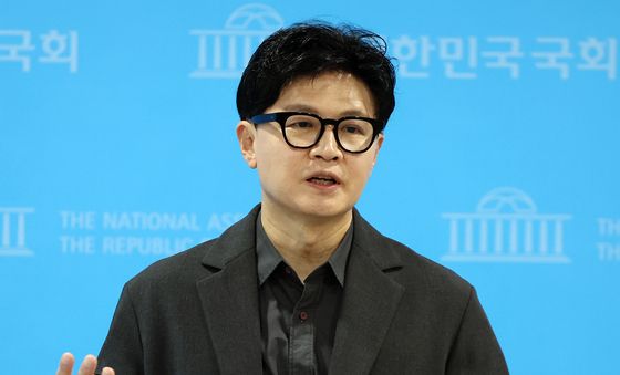 취재진 질문에 답변하는 한동훈 의원