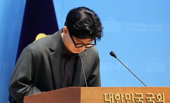 기자회견 마친 뒤 인사하는 한동훈 의원