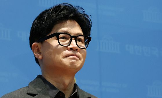 굳은 표정 짓는 한동훈 무소속 의원