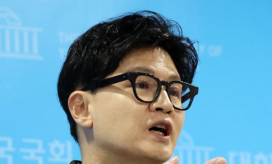 취재진 질문에 답변하는 한동훈 의원