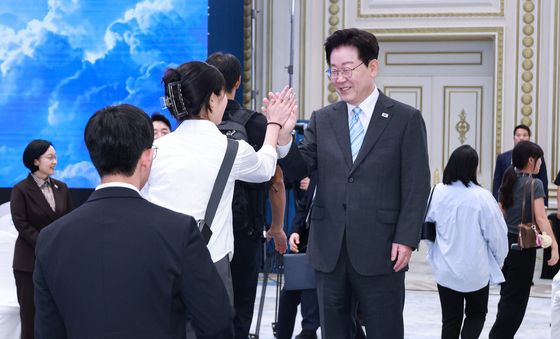 청년들과 인사 나누는 이재명 대통령