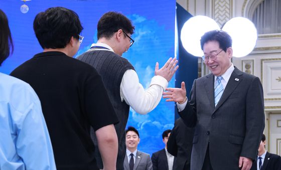 청년들과 인사 나누는 이재명 대통령