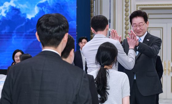 청년들과 인사 나누는 이재명 대통령