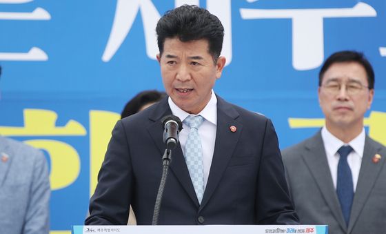 대정부 건의문 낭독하는 송영훈 제주도의회 의장