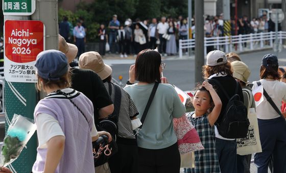 'AG 개막' 국기 들고 선수들 기다리는 日 시민들