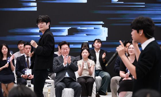 공연 바라보는 이재명 대통령