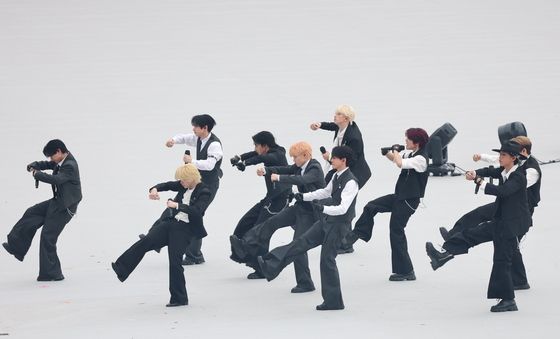 아이앤아이(INI), 화려한 사전공연